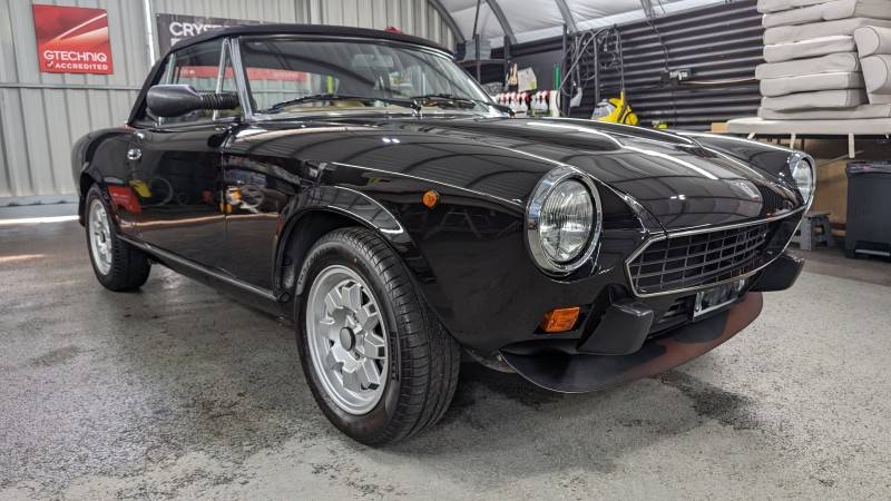 Polissage restauration et céramique Gtechniq Crystal Serum Ultra Black 10H d'une Fiat 124 Pininfarina 1984 près de Sion