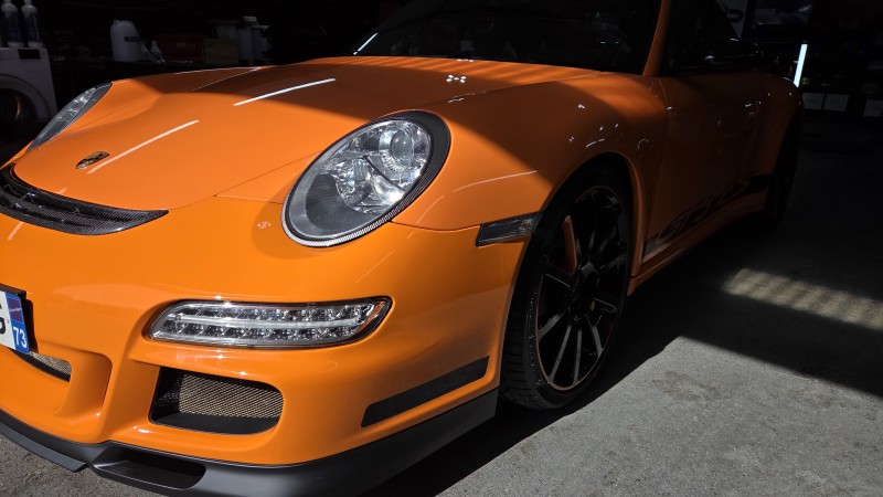 Porsche 997 GT3 RS - polissage de restauration avec une finition miroir incroyable et une grande profondeur de couleur près de Lausanne
