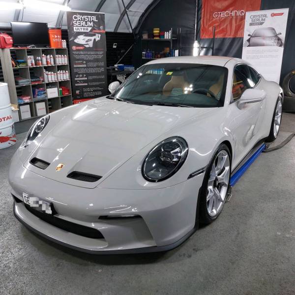 protection ceramique longue duree sur une porsche GT3 Touring près de geneve en Suisse