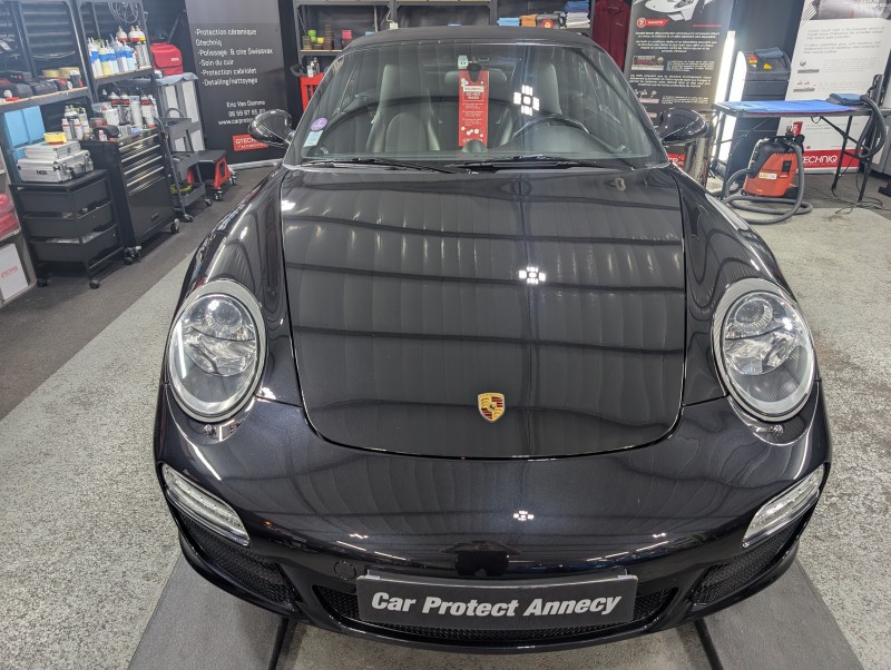 Porsche 911 carrera 4 type 997 pour un polissage complet de correction de micro-rayures avec une finition Ultra brillante + cire naturelle carnauba près de Genève en Suisse