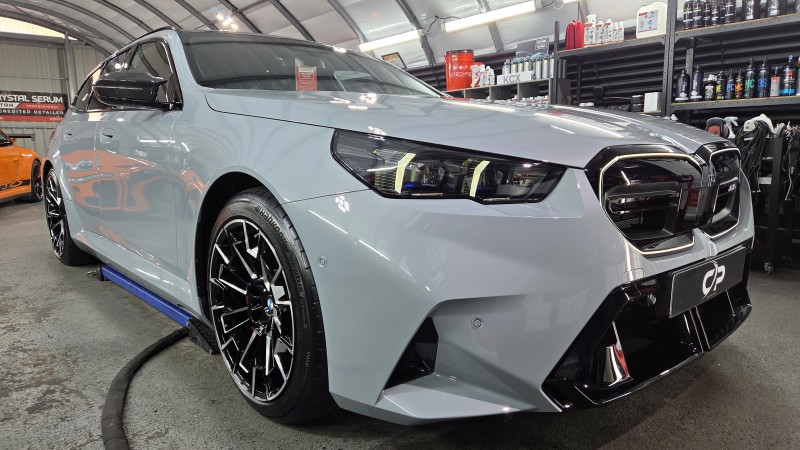 protection ceramique complete Gtechniq sur une bmw M5 touring neuve 2025 près de Geneve