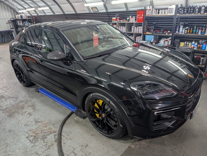 protection céramique sur une porsche cayenne coupé turbo GT 2025 près de Geneve