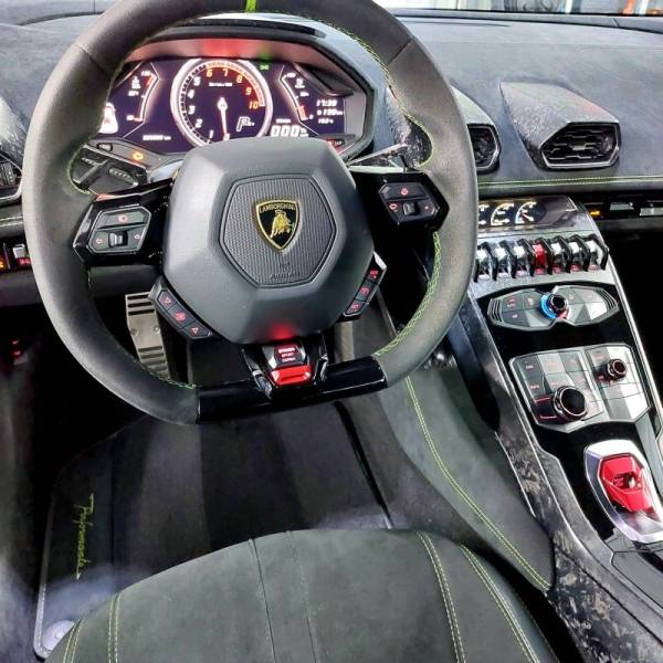 nettoyage de préparation esthétique avant vente d'une lamborghini Huracan près de Geneve