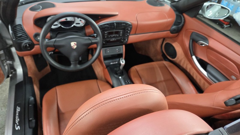 soin du cuir et protection leather guard gtechniq sur une porsche boxster 986 près de Lausanne