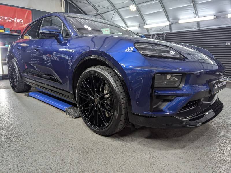 Porsche Macan Turbo Electric 2025 - Préparation esthétique haut de gamme et protection céramique Gtechniq Crystal Serum Ultra 10H près de Neuchatel