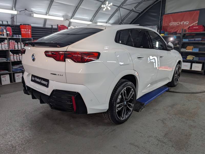 BMW X2 X Drive blanc 2024 neuf - Traitement céramique Gtechniq Crystal Sérum Ultra 10H près de Genève