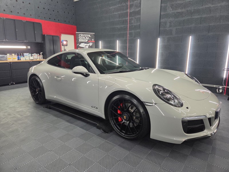Porsche 911 Carrera 4 GTS - Polissage complet et protection céramique Gtechniq longue durée avec une brillance effet mouillé permanent à Genève proche de Montreux