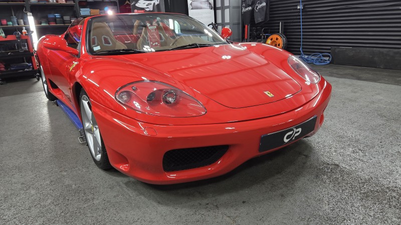 Ferrari 360 Spider 2003 - Polissage complet et protection céramique Gtechniq longue durée, anti-UV avec soin et protection du cuir étendu près de Neuchâtel