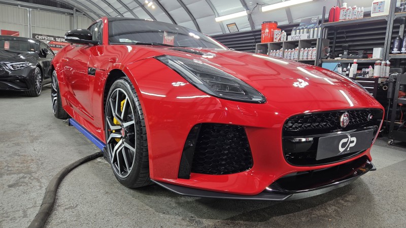Jaguar F-Type SVR rouge caldera- polissage complet avec protection céramique longue durée anti UV et protection des cuirs et alcantara près de Lausanne
