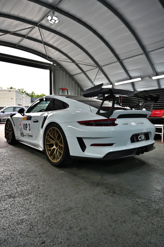 préparation esthetique, nettoyage complet interieur et exterieur d'une porsche 911 gt3 rs weissach près de Geneve en Suisse