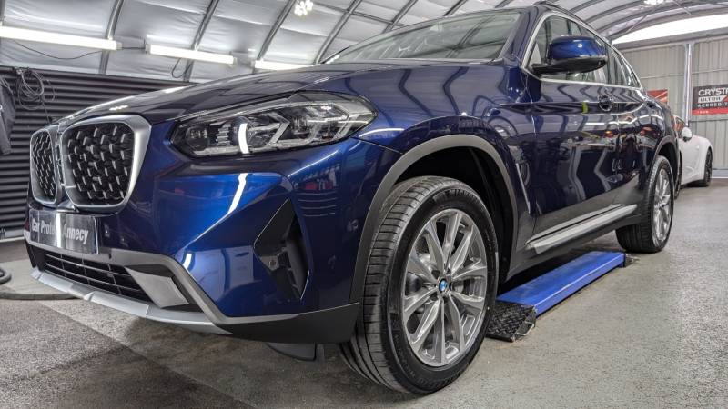 protection céramique garantie 9 ans et anti-micro-rayures sur une BMW X4 neuve bleu tanzanite près de Geneve