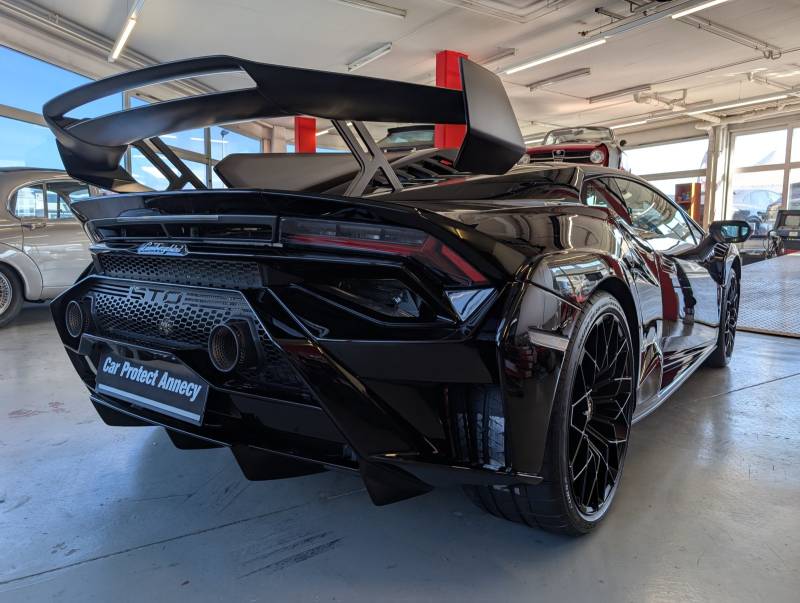 Lamborghini Huracan STO - polissage et protection céramique Gtechniq Crystal Sérum Ultra 10H anti micro-rayures, brillance extrême près de Genève en Suisse