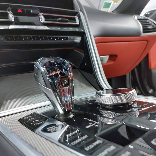 Nettoyage et entretien complet d'une BMW Série 8 avec finition haut de gamme par un professionnel à Genève