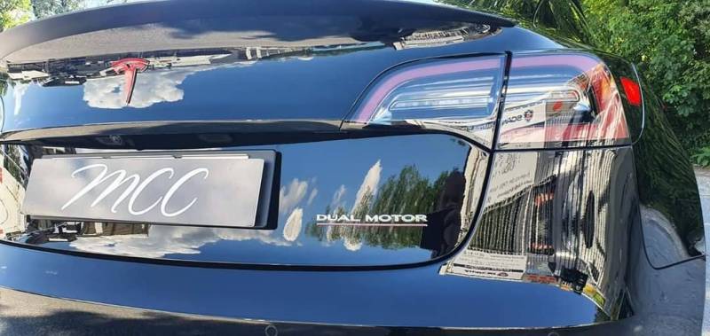 Tesla model 3 performance neuve - Polissage complet et pose d'un revetement céramique hydrophobe et anti-rayures Gtechniq Serum Ultra 9 ans près de Genève en Suisse