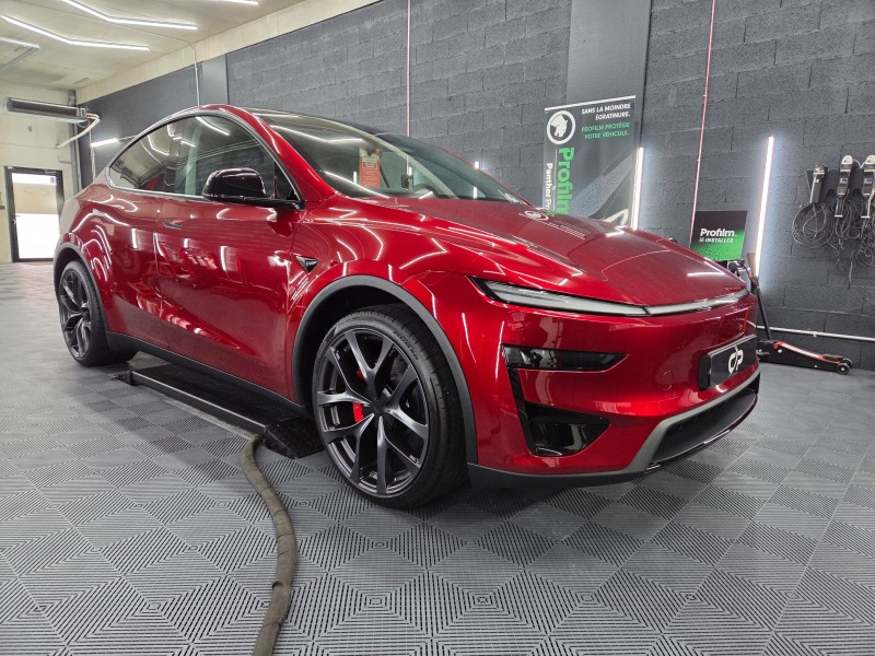 Nouvelle Tesla Model Y 2026 rouge Ultra - pose d’une protection céramique Gtechniq Crystal Serum Ultra 10H, brillance profonde, lilitevles micro-rayures à Genève près de Sion