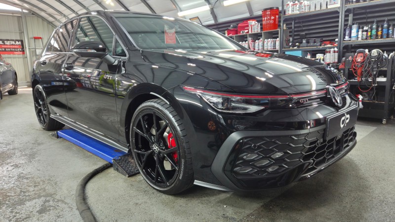 Golf 8 GTI - Protection céramique Gtechniq longue durée haute résistance avec Brillance incroyable et lavage facilité près de Lancy en Suisse