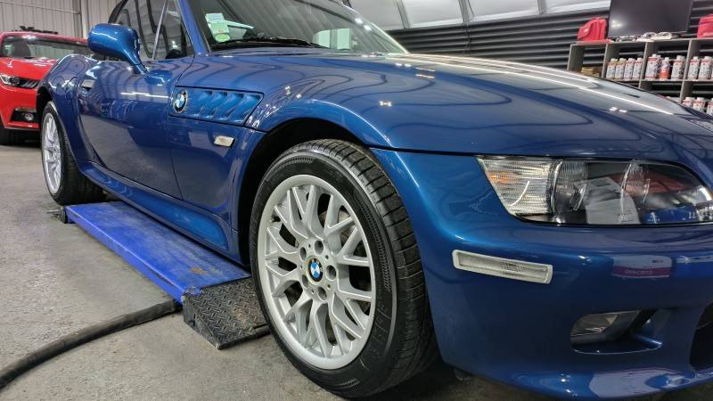 Polissage complet et traitement céramique Crystal Serum Light, haute brillance, et anti UV d'une BMW Z3 –  à Genève