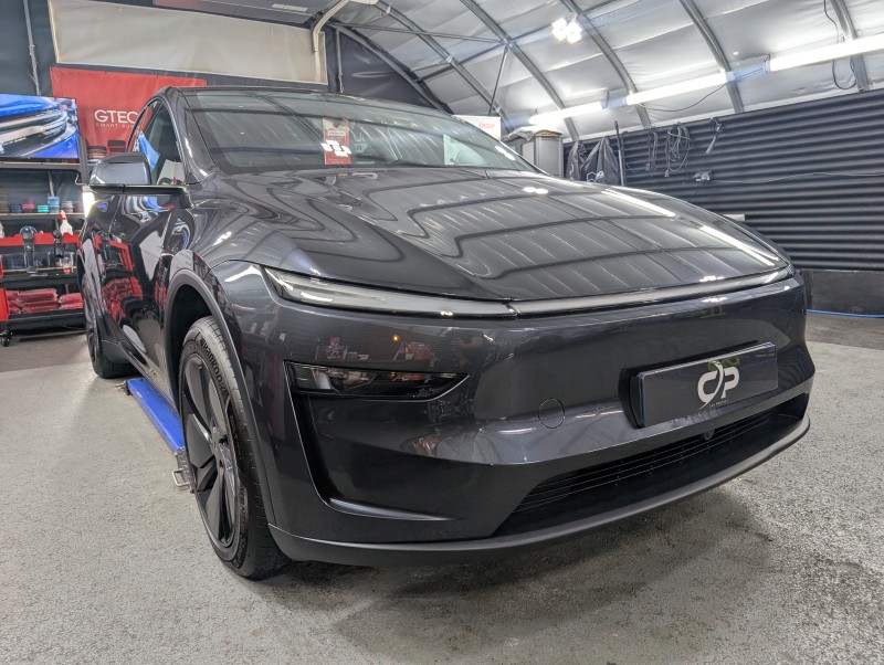 Tesla Model Y juniper 2025 pour une pose de protection céramique Gtechniq longue durée, dureté 10H anti micro-rayures près de Lancy dans le canton de Genève