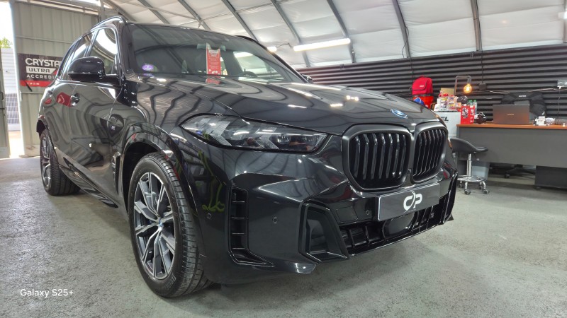 polissage et protection céramique Gtechniq sur une BMW X5 50e schwarz pres de Geneve en Suisse