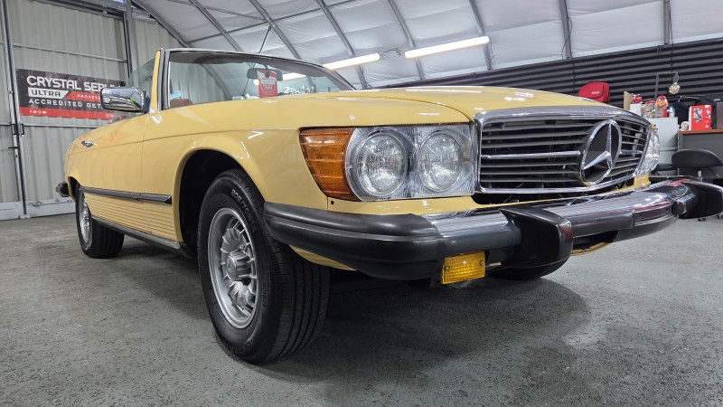 soin complet interieur, polissage et traitement ceramqiue haute brillance sur une mercedes 450 SL de 1980