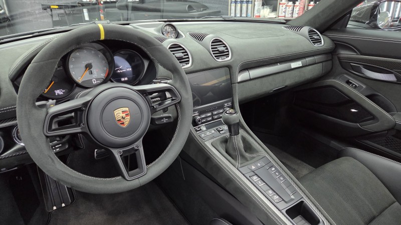 Porsche 718 Spider RS - full detailing intérieur avec soin de l’alcantara près de Genève