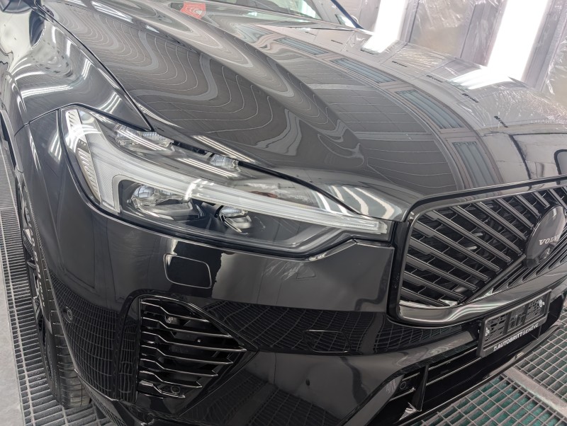 Volvo XC60 2025 Full Black - pose d'une protection céramique très longue durée, Ultra brillant et résistante aux micro-rayures près de Genève en Suisse